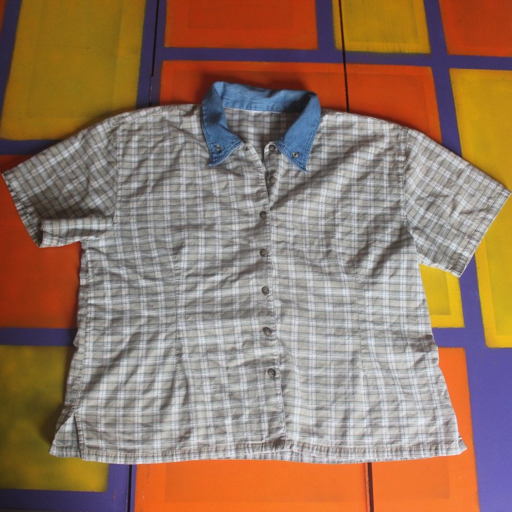 90s button short sleeve - denim collar with a flower on each side.
